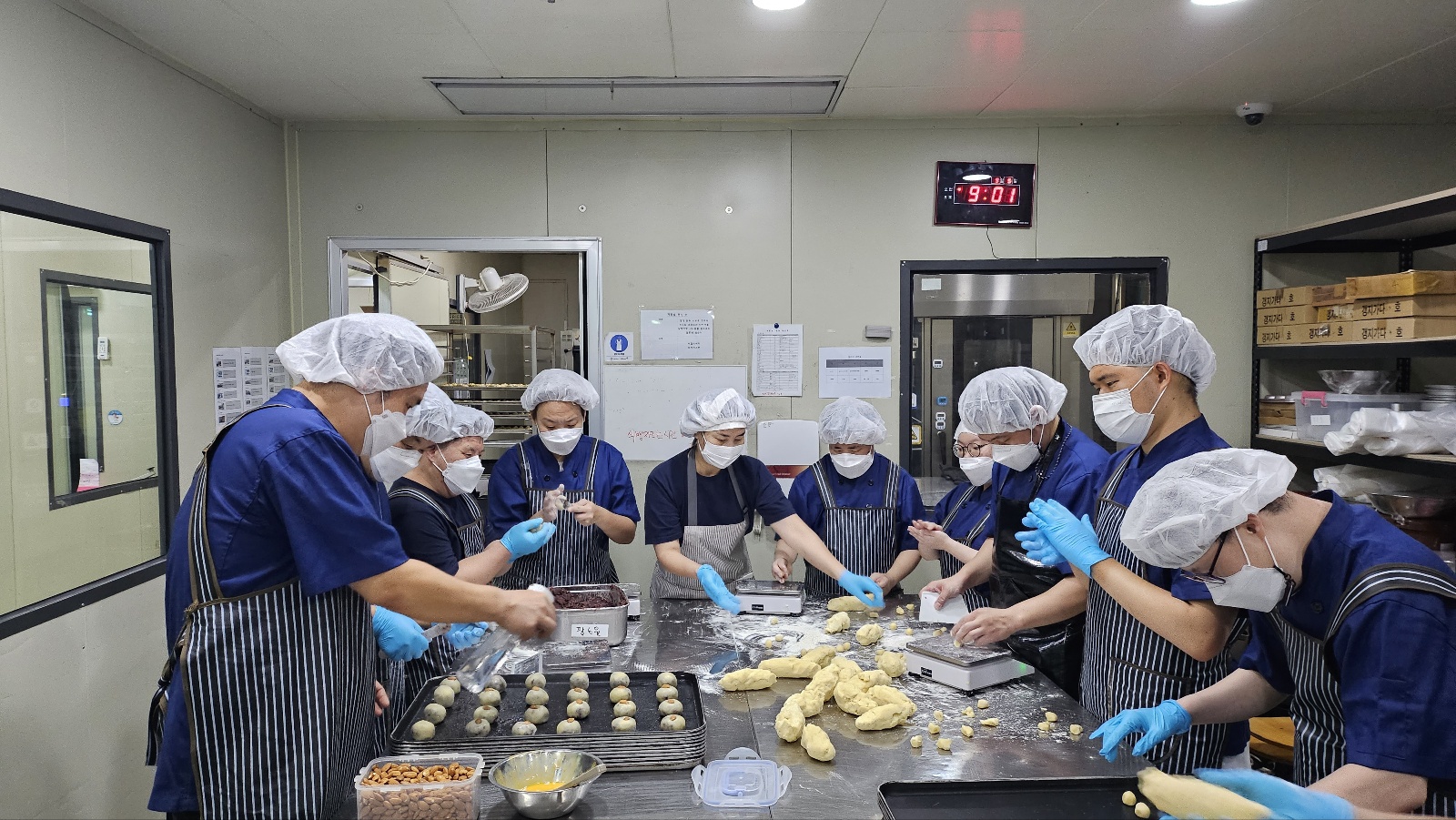 제과제빵 직업 기술 훈련을 하고 있는 친구들