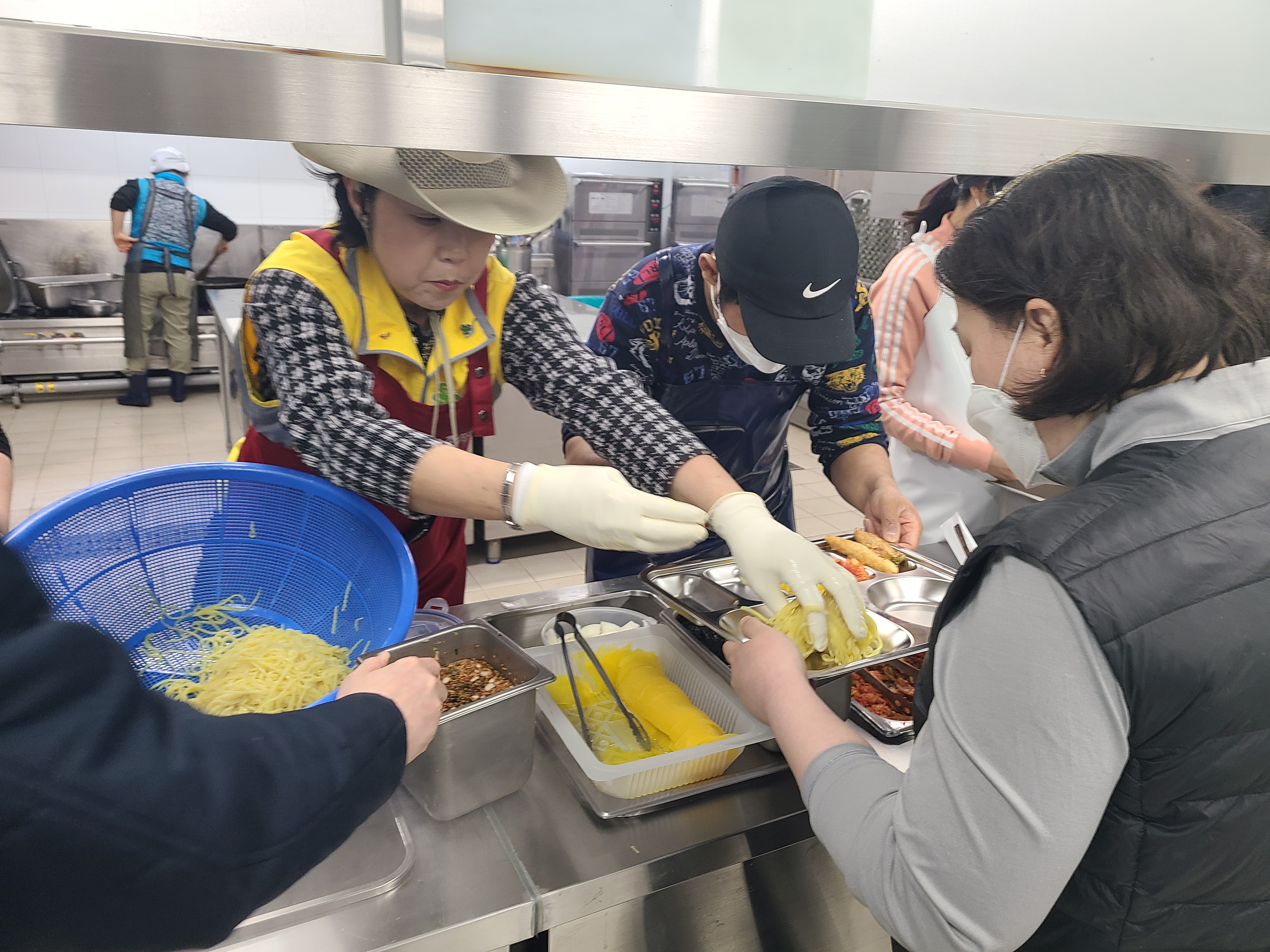 "사랑의 징검다리 봉사단"과 함께하는 짜장면 나눔 행사